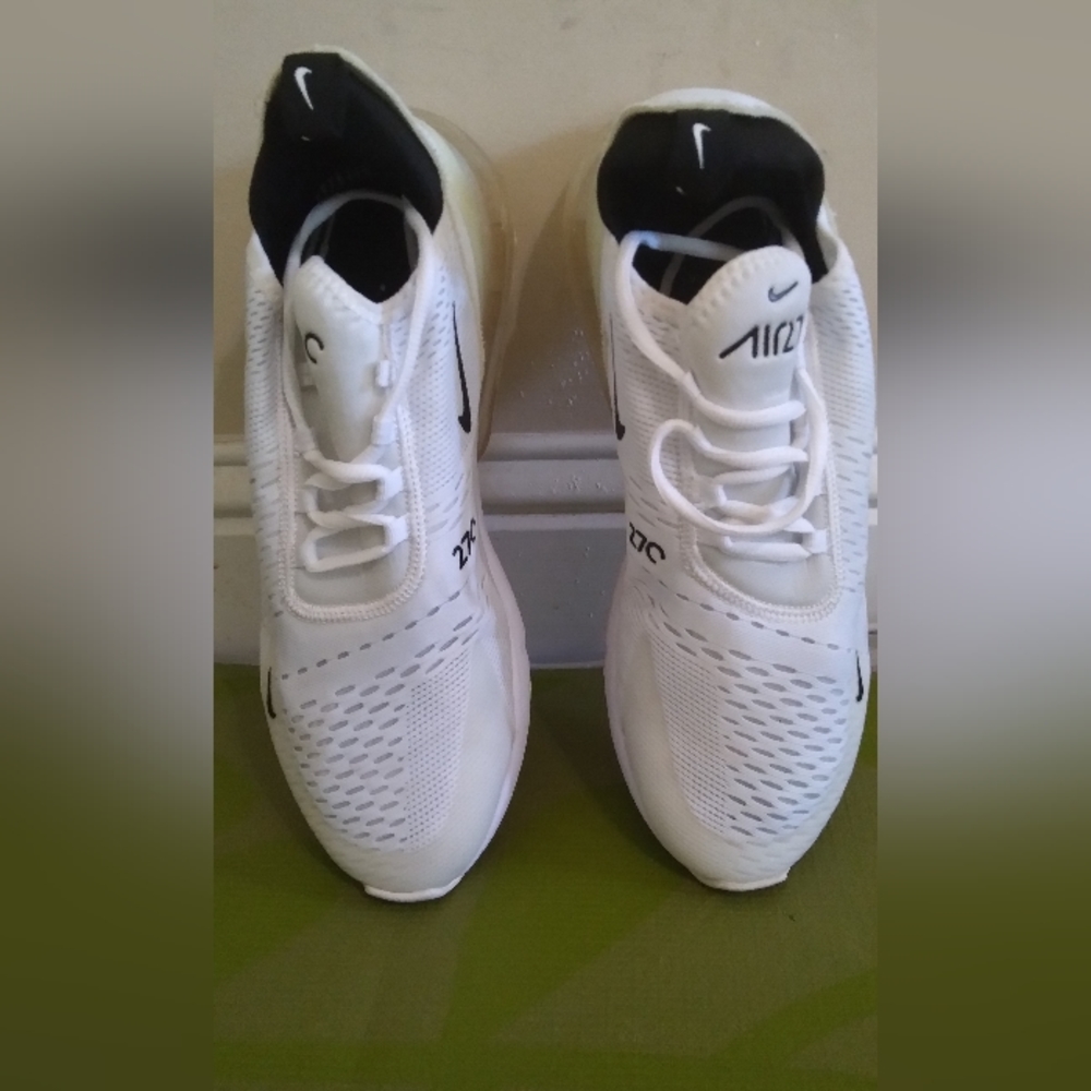 Nike Air Max 270s Size 10 in Mens White